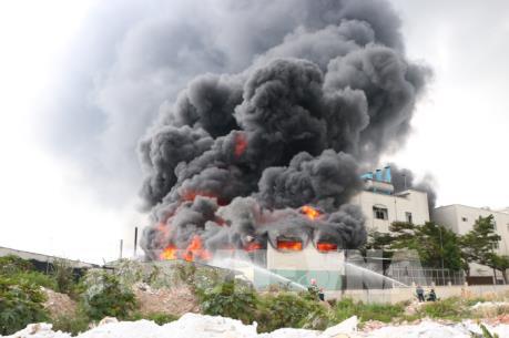 Ngọn lửa bốc cao hàng chục mét từ xưởng công ty sản xuất băng keo