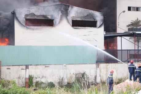 Đã khống chế được vụ cháy tại công ty sản xuất băng keo ở Bình Dương