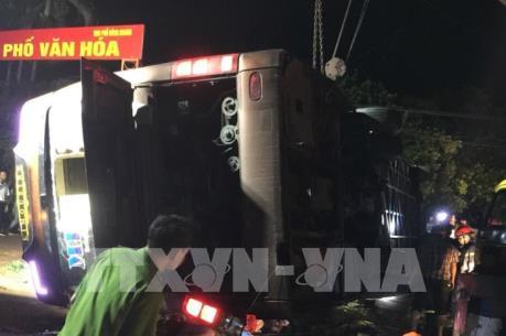 Lật xe khách, 19 người thương vong