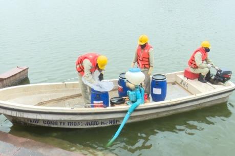 Làm sạch nước tại hồ Ba Mẫu bằng chế phẩm của Đức
