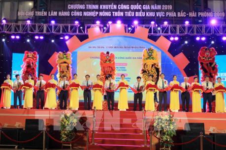 Khai mạc hội chợ triển lãm hàng công nghiệp nông thôn tiêu biểu khu vực phía Bắc