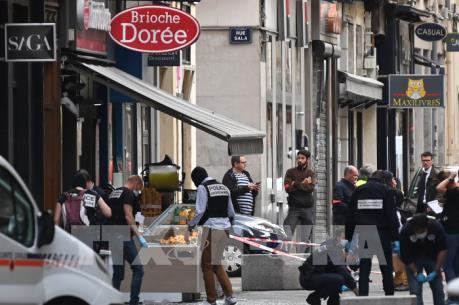 Pháp truy tìm nghi phạm vụ nổ bom ở Lyon làm 13 người bị thương