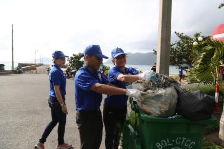 Côn Đảo đối mặt với nguy cơ "ngập chìm" trong rác thải 