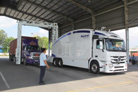 Bình Dương có thêm điểm kiểm tra trang bị máy soi container di động
