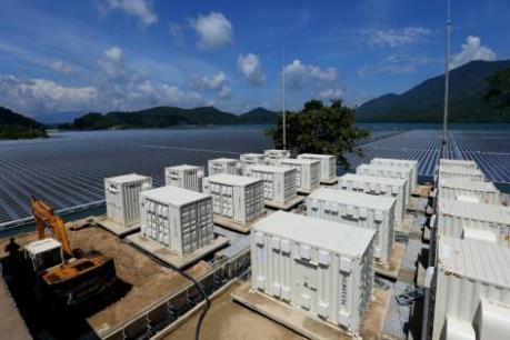 Nhà máy điện mặt trời đầu tiên được lắp đặt trên mặt hồ phát điện