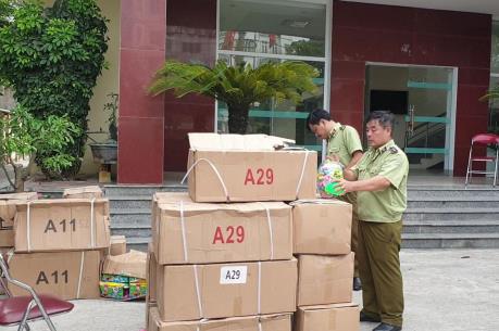 Tịch thu gần 1 tấn đồ chơi và kẹo đồ chơi trẻ em không rõ nguồn gốc