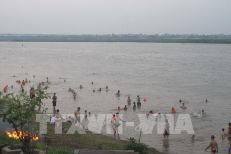 Hà Nội xuất hiện nhiều bãi tắm tự phát mặc biển báo cấm