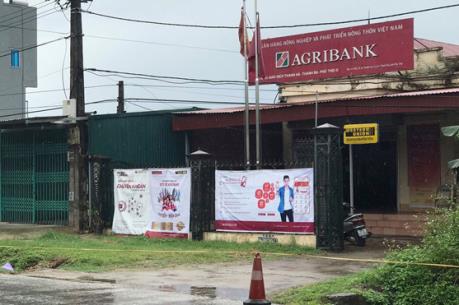 Cầm hung khí, nam thanh niên xông vào cướp ngân hàng rồi bỏ trốn