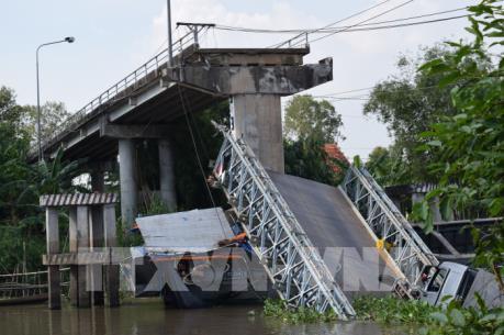 Cầu Tân Nghĩa ở Đồng Tháp bị sập