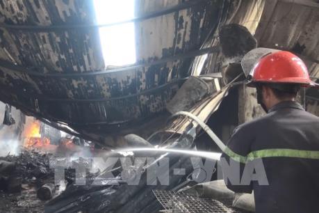 Cháy hai công ty gỗ tại Bình Dương