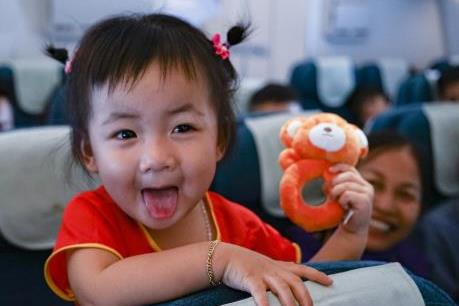 Vietnam Airlines tặng quà cho hành khách trẻ em nhân Ngày Quốc tế thiếu nhi