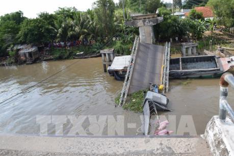 Vụ sập cầu ở Đồng Tháp: Bộ trưởng Bộ GTVT ký công điện khẩn khắc phục sự cố