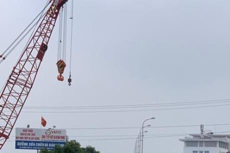 Xe container đè vỡ ống nước tại gầm cầu vượt Phú Thị, Gia Lâm