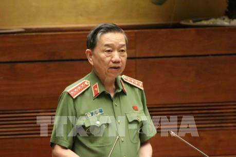Bộ trưởng Bộ Công an đăng đàn đầu tiên trả lời chất vấn trước Quốc hội