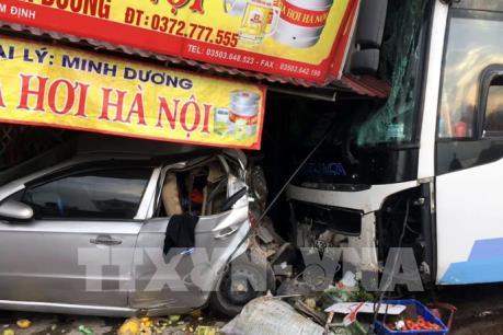  Xe khách lao vào nhà dân làm 1 người chết, 3 người bị thương