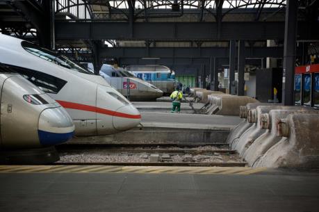 Pháp: Tàu cao tốc mất điện, hành khách hoảng loạn vì mắc kẹt