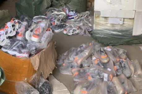 Thu giữ trên 500 sản phẩm giả mạo thương hiệu nổi tiếng