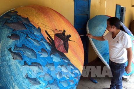 Độc đáo những bức tranh vẽ trên thuyền thúng