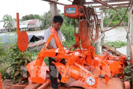 Người thợ cơ khí Tiền Giang sáng tạo máy đắp bờ hữu dụng