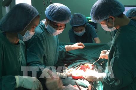 Bệnh viện điều xe tìm bệnh nhân trong đêm để mổ miễn phí