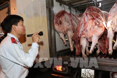 Thành phố Hồ Chí Minh giám sát chặt nguồn thịt lợn vận chuyển vào thành phố