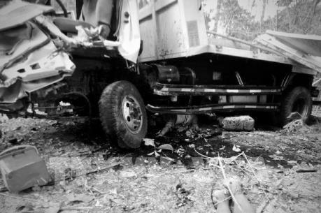 Xe tải chở người đi ăn hỏi bị tai nạn, hàng chục người thiệt mạng