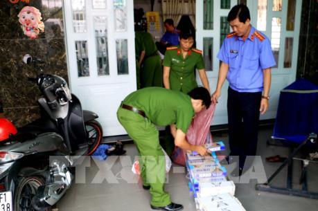 Bắt tạm giam hai đối tượng trong vụ vận chuyển trái phép 48.500 bao thuốc lá