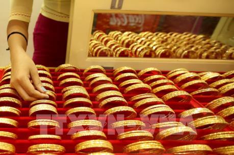 Giá vàng châu Á giảm do đồng USD mạnh lên