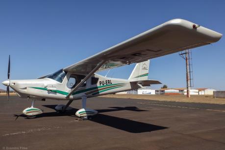 Máy bay hạ cánh khẩn cấp trên đường cao tốc ở Bồ Đào Nha