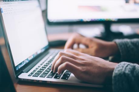 EC xem xét nghiêm trị Google, Twitter và Facebook về vấn đề tin giả