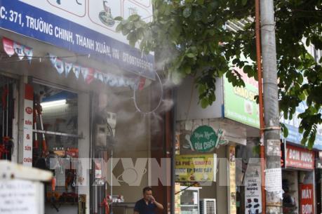 Nắng nóng 40 độ, người dân đổ xô đi mua đồ chống nóng