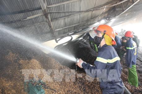 Cháy lớn tại kho chứa hơn 400 tấn lạc