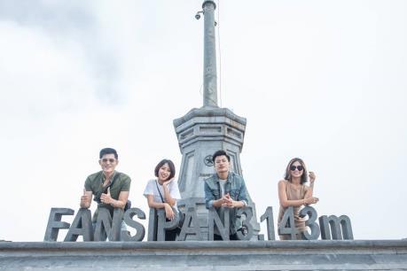 Khắp nơi nắng nóng, du khách tìm về đỉnh Fansipan mát lạnh