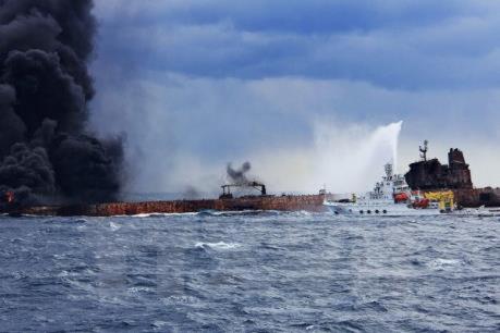 Iran cứu hộ 44 thủy thủ từ hai tàu chở dầu bốc cháy