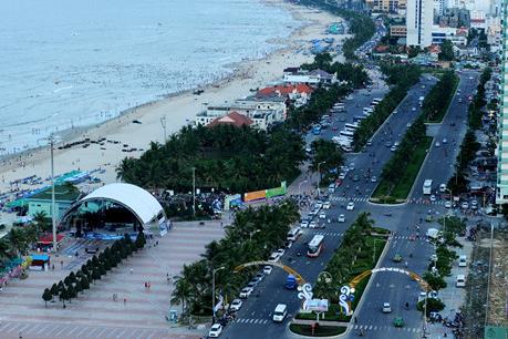 Đà Nẵng hỗ trợ người đi bộ qua đường trên tuyến Võ Nguyên Giáp