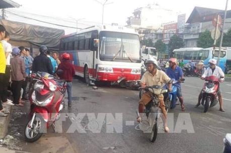 Xe chở công nhân gây tai nạn liên hoàn làm ùn tắc quốc lộ 51