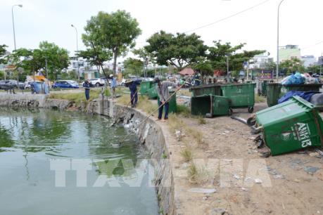 Hàng tấn cá chết mỗi ngày tại hồ Thạc Gián