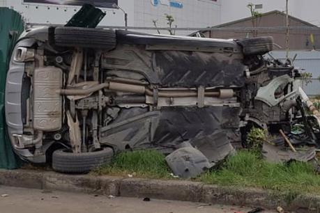 Phóng với tốc độ kinh hoàng, xe Mercedes tông liên tiếp 3 căn nhà