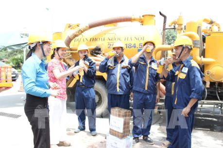 Hà Nội chống chọi với nắng nóng 42 độ C