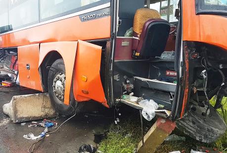 Tai nạn giữa xe khách và xe tải, hàng chục người thương vong