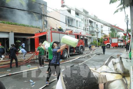 Cháy lớn lan sang nhà dân, thiêu rụi nhiều tài sản
