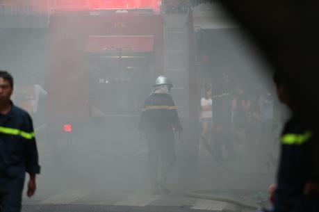 Giải cứu 25 du khách mắc kẹt trong đám cháy tại Khách sạn A25