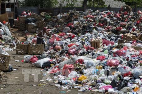 Hàng chục container rác nhập khẩu bị trả lại Australia, Canada và Mỹ