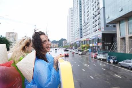 Khám phá Hạ Long mới lạ với xe buýt 2 tầng 