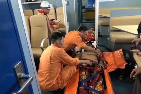 Cứu nạn 2 thuyền viên tàu cá bị thương nặng trên vùng biển  Bạch Long Vỹ