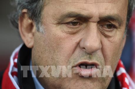 Cựu Chủ tịch UEFA rời đồn cảnh sát sau nhiều giờ thẩm vấn