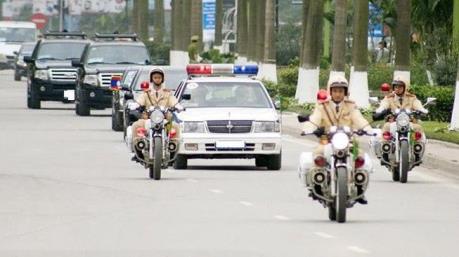 Phạt tiền, tước giấy phép lái xe không nhường đường đoàn xe ưu tiên