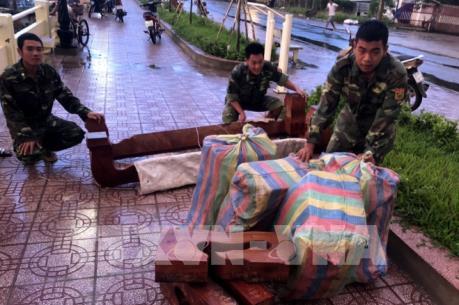 Thu giữ lượng lớn hàng hóa nhập lậu qua biên giới An Giang