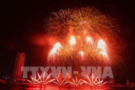 Lễ hội DIFF 2019 : Đội Anh và Trung Quốc khoe “sắc màu” ở Sông Hàn