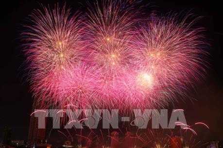 Đội Anh và Trung Quốc tranh tài trong đêm thi thứ 4 Lễ hội pháo hoa Quốc tế Đà Nẵng